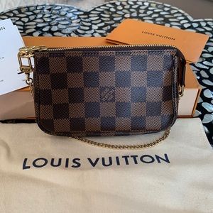 Louis Vuitton Mini Pochette in Damier Ebene